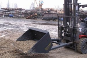 Łyżka hydrauliczna na widły do wózka widłowego